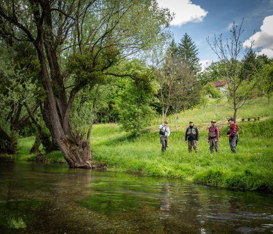 Grupp flugfiskare samlade vid Àlven under Team Baitbox Hosted Trip i Bosnien