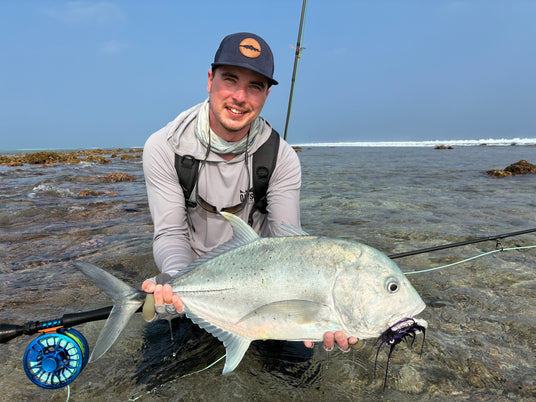 John Kärki flugfiskar efter giant trevally på fiskeresa med Outside Travels