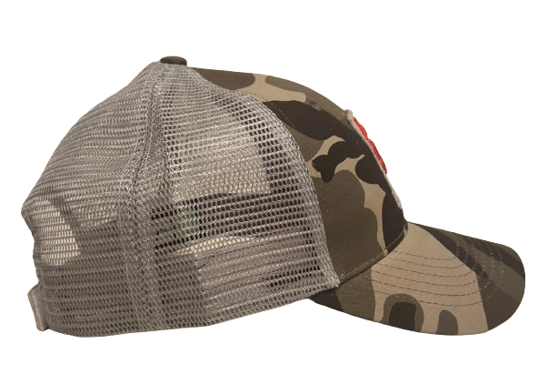 Nautilus Trucker-keps för fiske med grönt och brunt kamouflage, grått meshbakstycke och slitstarka sömmar, sedd från sidan.