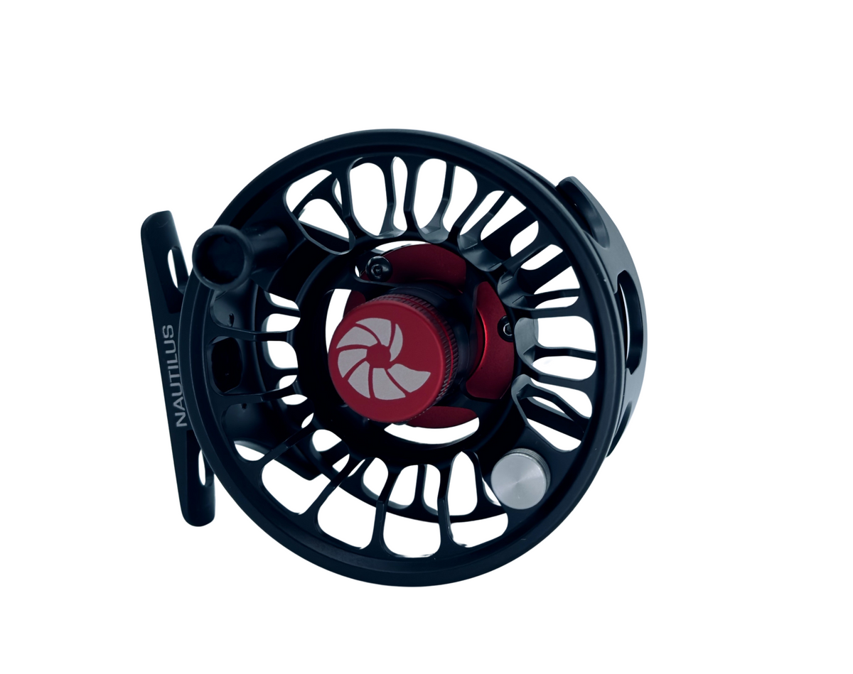 Nautilus X Fly Reel, lätt svart och röd flugrulle med öppet hjul, perfekt för sportfiske och resor.