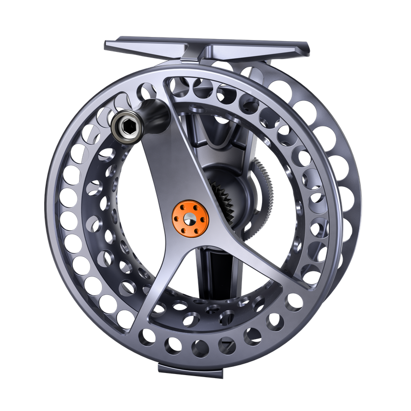 Närbild på ULA Force SL flugfiskerulle, stor spole, silver perforerad design, orange ratt och tätt koniskt bromssystem.