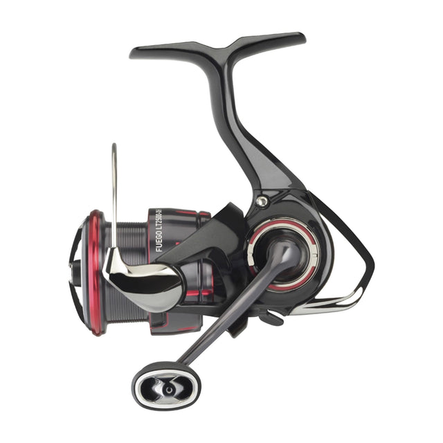 Daiwa 23 Fuego LT 2500D haspelrulle i svart och rött med Magsealed-teknologi, perfekt för fiskeäventyr.