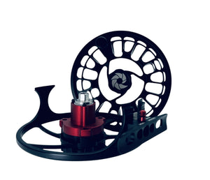 Närbild av GTS Reel flugfiskerulle med svart ram, röd spole och kolfiber-bromsystem mot vit bakgrund.