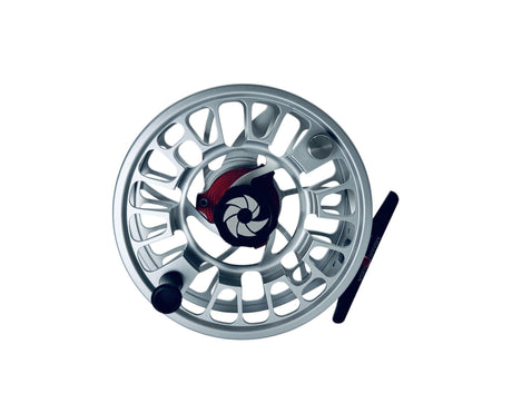 GTS Reel: Flugfiskerulle i metall med silverram, svart handtag, röda detaljer och kolfiberbroms. Perfekt för fiskeäventyr.