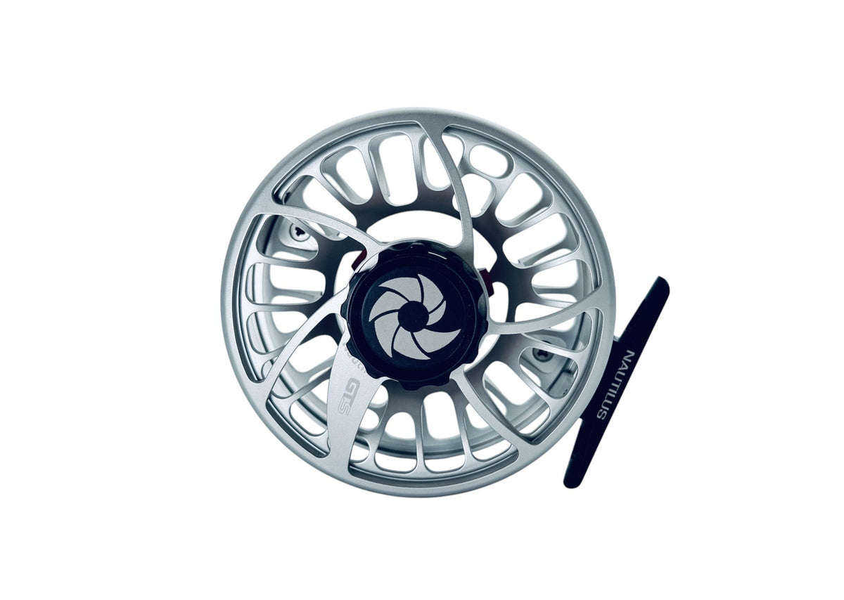 Silverfärgad GTS flugfiskerulle, svart mittnav, stora utskärningar, lätt spole, kolfiberbroms. Handtag märkt NAUTILUS.