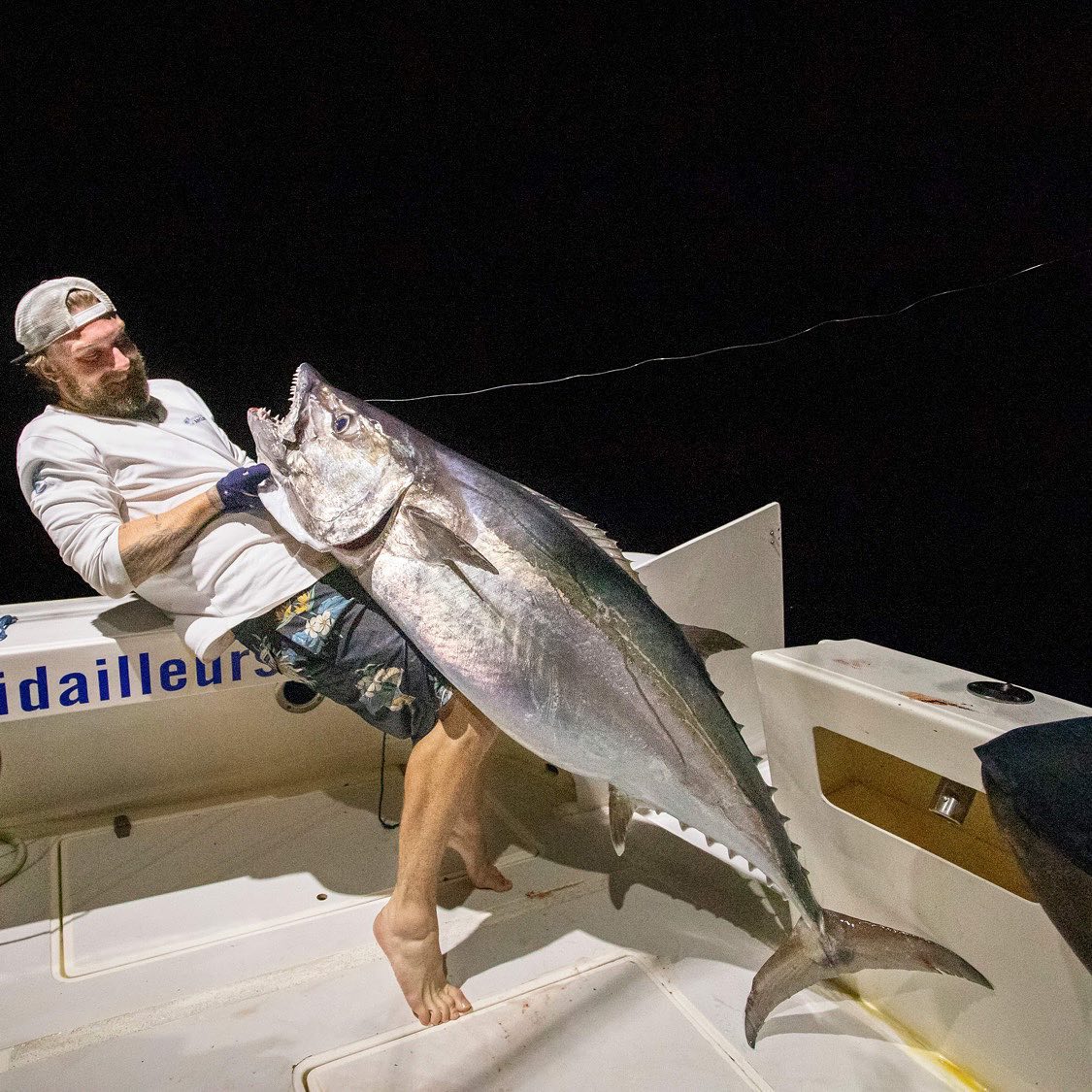 Douglas Dahlberg med dogtooth tuna fångad på natten med Outside Travels

