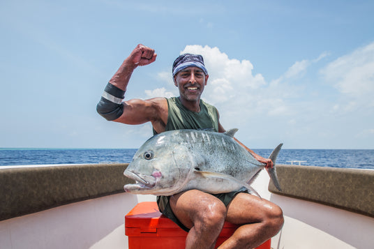 Giant Trevally fångad på popper under fiskeresa till Maldiverna