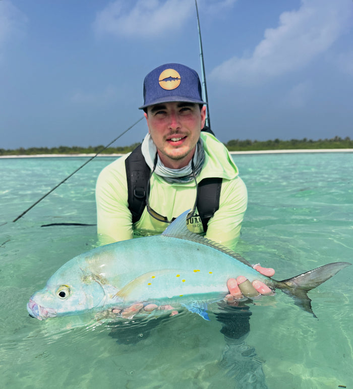 John Kärki flugfiskar efter giant trevally på fiskeresa med Outside Travels