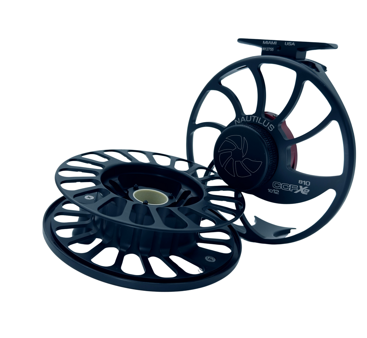 Nautilus CCF-X2 flugfiskerulle med avtagbar spole och modernt skelettformat hjul, visad mot vit bakgrund.