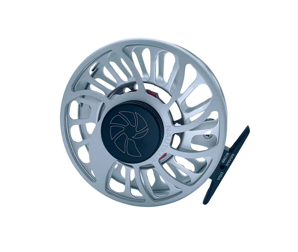 Nautilus CCF-X2 flugfiskerulle i silver med öppen design, svart centrum och tätad broms för smidig fiskeupplevelse.