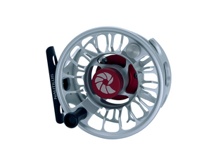 Nautilus X flugfiskerulle i silver och rött med svart handtag, sluten broms och lätt design. Perfekt för fiskeäventyr.