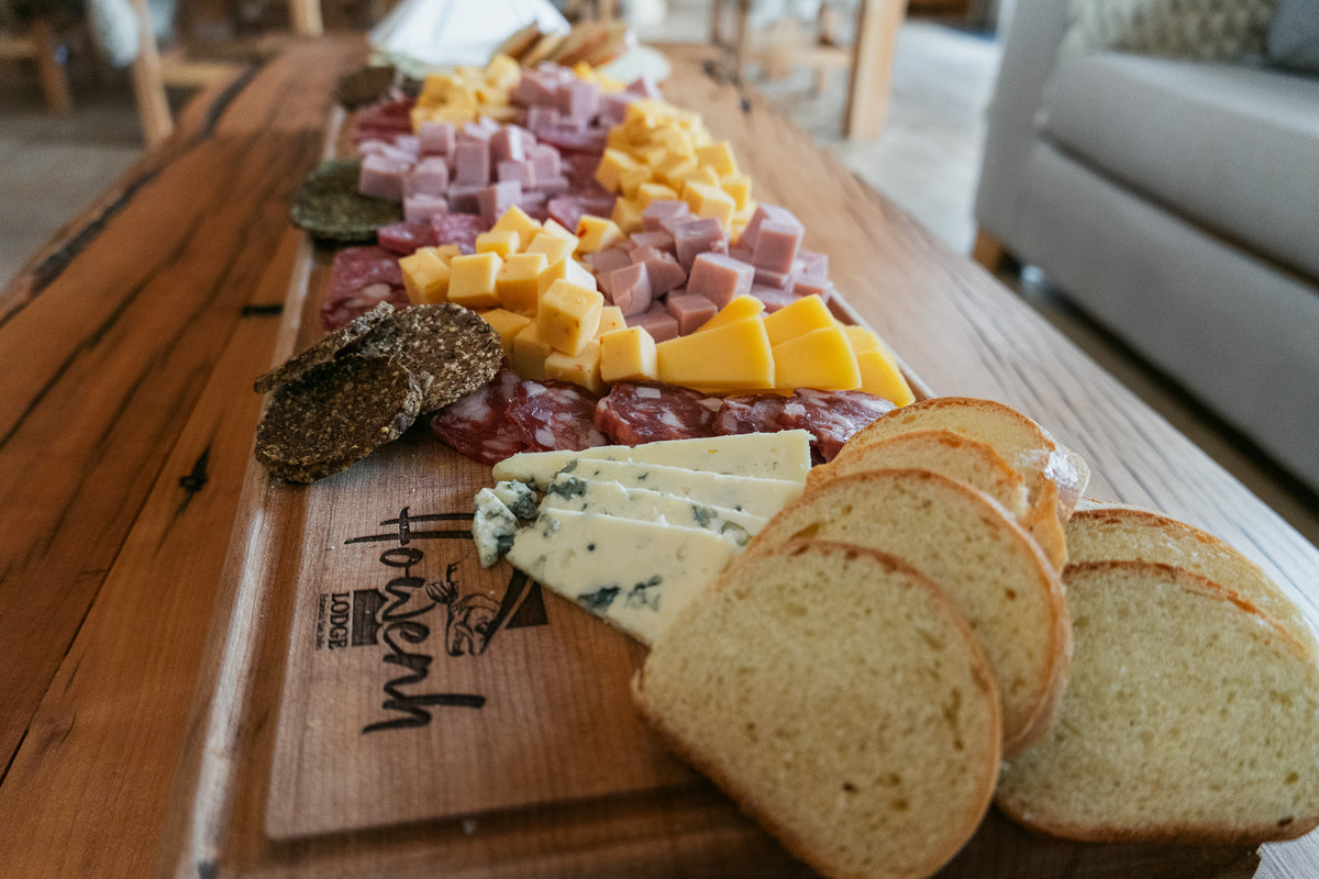 Charkbricka med cheddar, skinka, salami, blåmögelost, kex och bröd-perfekt efter fiskeresa eller för sportfiskare.