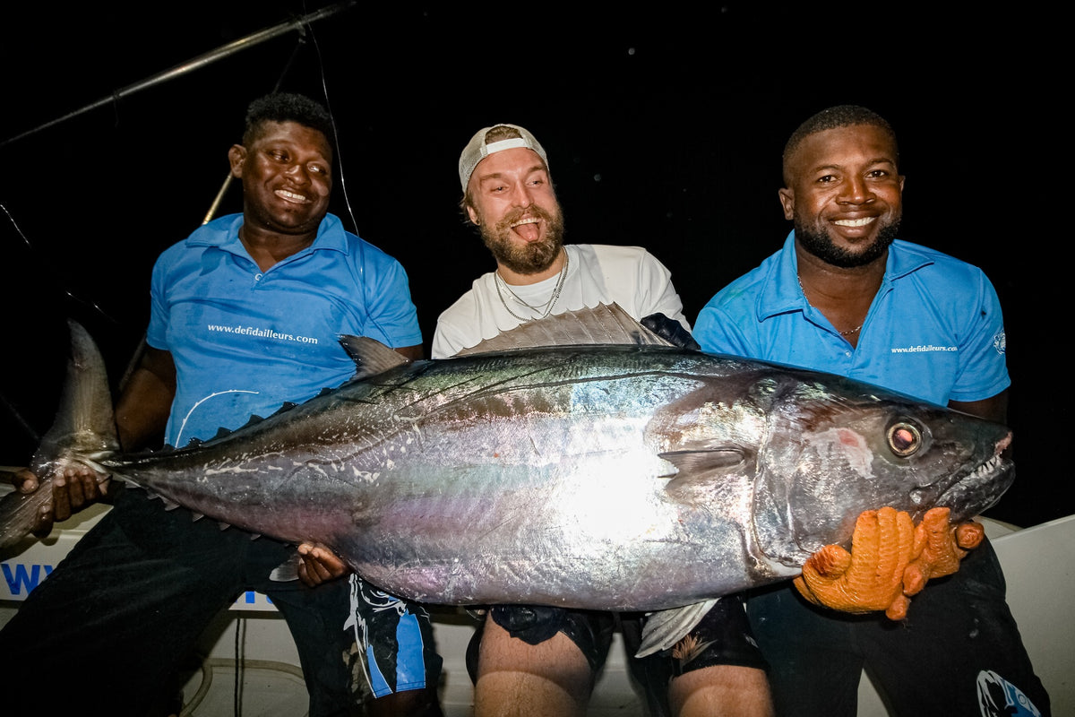 Stor dogtooth tuna lyfts ombord efter jiggingfight vid Hawkins Bank