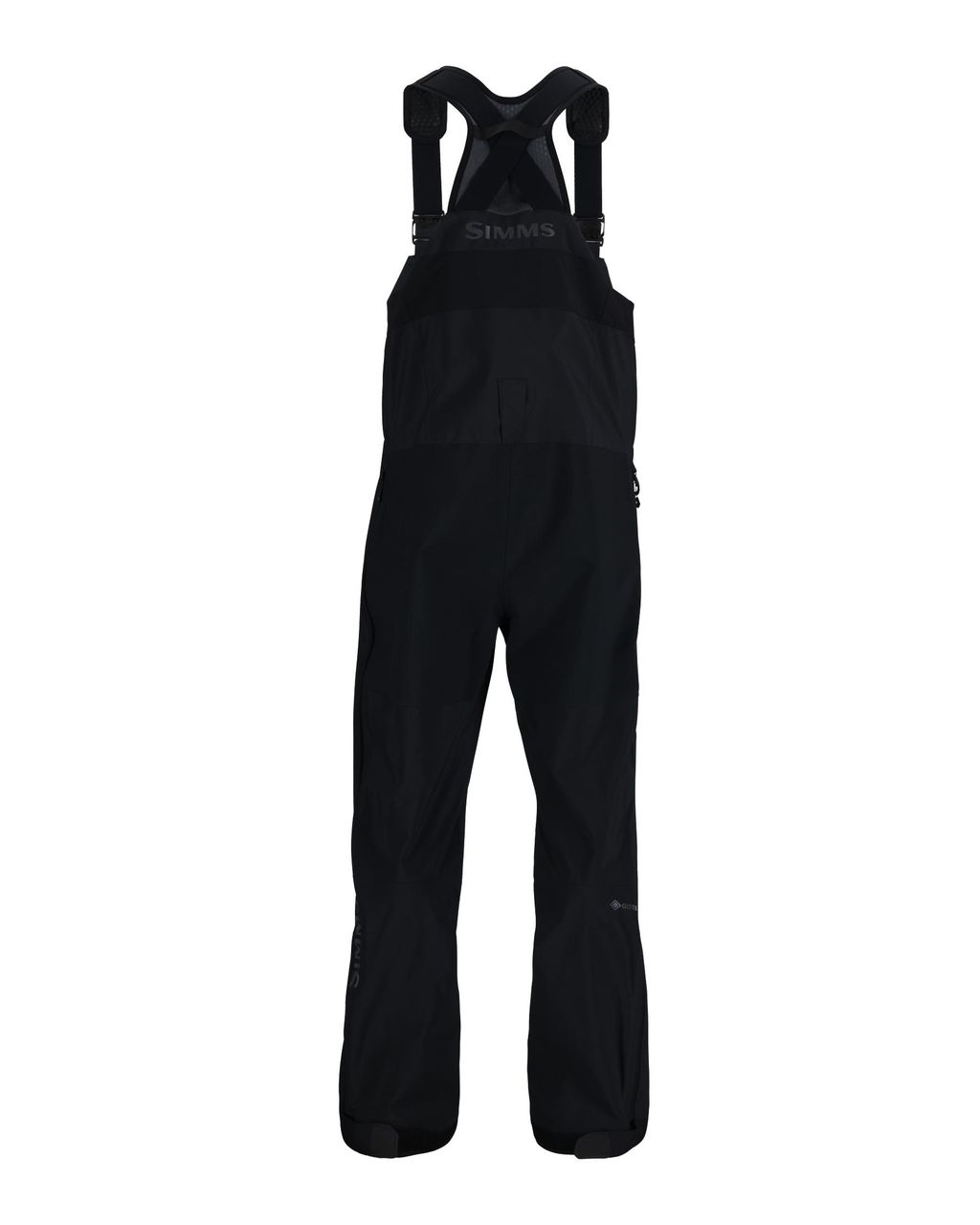 Svart Simms Pro Dry fiskeoverall, vattentät med justerbara axelband, förstärkta knän och logga. Perfekt för fiskare.