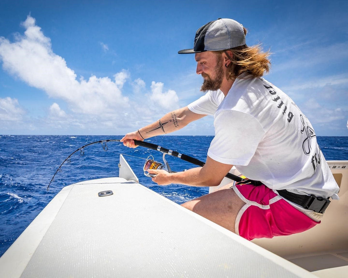 Douglas Dahlberg i fight med stor dogtooth tuna under jigging
