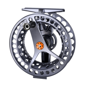 Närbild på ULA Force SL flugfiskerulle, stor spole, silver perforerad design, orange ratt och tätt koniskt bromssystem.